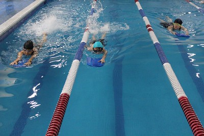 niños en actividad de natación